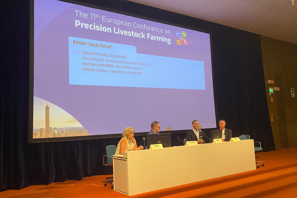 Un momento della conferenza. Sul palco, da sinistra a destra, Simona Caselli (Granarolo-Granlatte) Daniele Torreggiani (Università di Bologna), Massimiliano Intini (MSD Animal Health), Dale Polson (Boehringer Ingelheim Vetmedica)